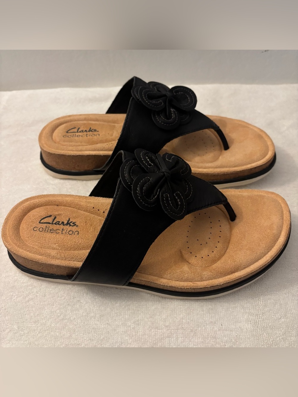 Clark’s Women’s Black Thong Sandals with Floral Accent Size 8.5M - Picture 4 of 4